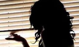 കോട്ടയത്ത് ഹണിട്രാപ് സംഘം വിലസുന്നു, 12 ലധികംപേര് ഇരകളായി ; പെണ്കെണി ഒരുക്കുന്നത് കുപ്രസിദ്ധ ഗുണ്ടയുടെ രണ്ടാം ഭാര്യ ; സ്വര്ണ്ണ വ്യാപാരിക്കൊപ്പം ഫോട്ടോയെടുക്കാന് നിന്ന സ്ത്രീയെ കണ്ടെത്താന് പോലീസ്