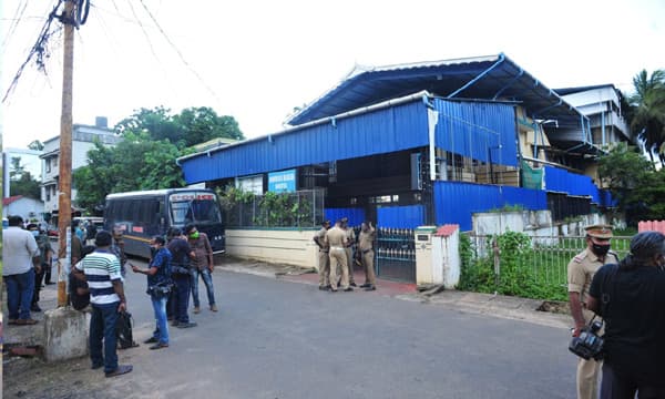 കോവിഡ് സെന്ററിനായി സൗജന്യമായി വിട്ടുകൊടുത്ത അമ്പിളിക്കല ജയില് വകുപ്പ് ഇടിമുറിയാക്കി ; ഹോസ്റ്റല് ഇപ്പോള് കേസുകളിലെ പ്രതികള്ക്ക് കോവിഡ് ടെസ്റ്റ് കഴിഞ്ഞ് റിസള്ട്ട് വരുംവരെ പാര്പ്പിക്കാനുള്ള സങ്കേതം
