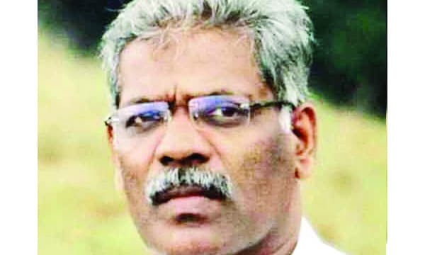 ഊരാളുങ്കലിനു നല്കിയത് ഭാര്യയുടെ പേരിലുള്ള മണ്ണുമാന്തിയന്ത്രം ; മണിക്കൂറിന് 2500 രൂപ കൂലി, വാടകയായി കൈപ്പറ്റിയത് ലക്ഷങ്ങള്; രവീന്ദ്രന്റെ ഭാര്യയുടെയും മകന്റെയും ബാങ്ക് ഇടപാടുകള് പരിശോധിക്കുന്നു