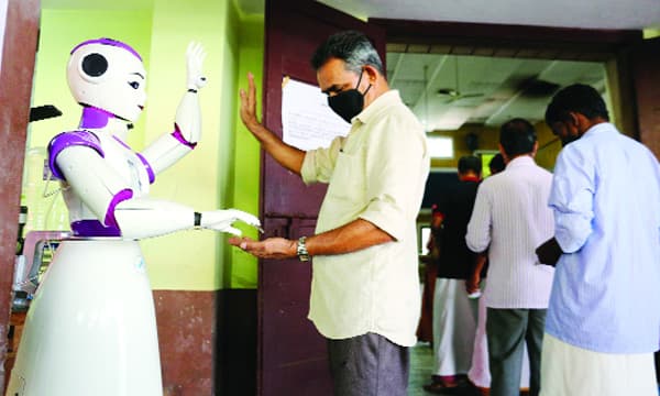 വോട്ടര്മാരുടെ ശാരീരിക ഊഷ്മാവ് പരിശോധിച്ചു കൈകളില് സാനിറ്റൈസര് ഒഴിച്ചു കൊടുത്തു ; തൃക്കാക്കര നഗരസഭയില് ഡ്യൂട്ടിയില് സായാബോട്ടി; തെരഞ്ഞെടുപ്പില് താരമായി റോബോട്ടിന്റെ സേവനം