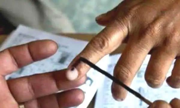 ആവേശം ചോരാതെ അവസാന ഘട്ടം; ഉച്ചയോടെ പാതി വോട്ടര്മാരും ബൂത്തില്; പലയിടത്തും നീണ്ടനിര