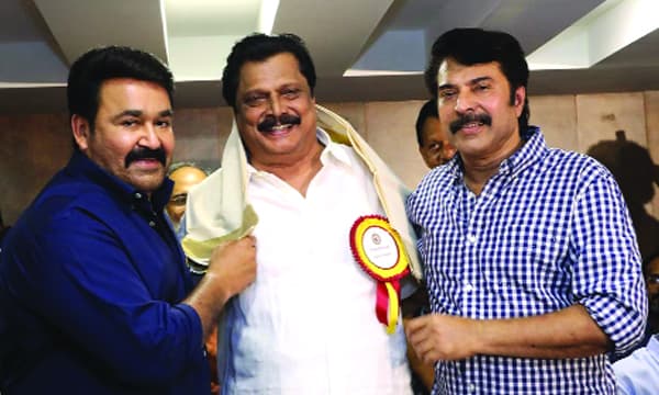 സിനിമയില് 50 വര്ഷം പൂര്ത്തിയാക്കിയ വേളയില് മമ്മൂട്ടിയും മോഹന്ലാലും ആദരിച്ചപ്പോള്