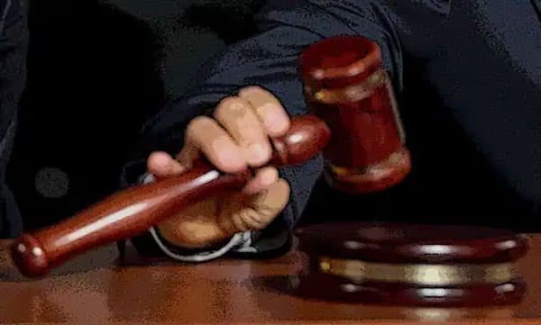 പ്രായപൂര്ത്തിയാകാത്ത പെണ്കുട്ടിയുമായി സമ്മതപ്രകാരമുള്ള ശാരീരിക ബന്ധം നിര്വചിക്കാനാത്ത വിഷയം; 15കാരിയുമായി ബന്ധം പുലര്ത്തിയ 19കാന്റെ ശിക്ഷ ബോംബെ ഹൈക്കോടതി നിര്ത്തിവച്ചു