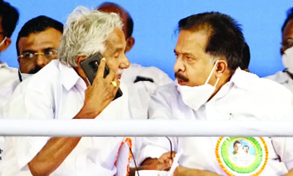 ഉമ്മന്ചാണ്ടി വരുമോ, ഇല്ലയോ? തീരുമാനം ഒടുവില്, ചര്ച്ചകള് തല്ക്കാലം മാറ്റി വെച്ച് ഹൈക്കമാന്റ്