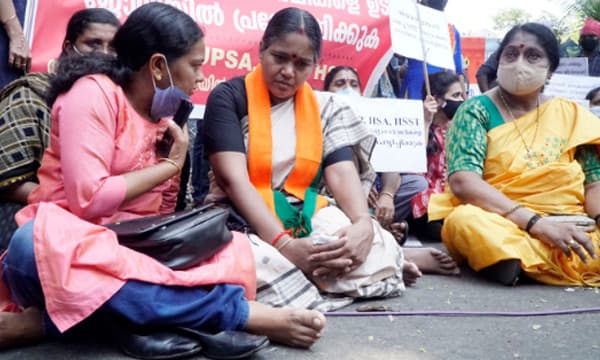 കഴക്കൂട്ടം മാറ്റിയിട്ടത് കോണ്ഗ്രസില് നിന്നും വരുന്ന പ്രമുഖന് വേണ്ടി ; ആരും വന്നില്ല...സീറ്റ് ബിജെപി ശോഭയ്ക്ക് നല്കി