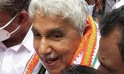 ഉമ്മന് ചാണ്ടിയുടെ ‘കൈ’ യില് പണമായും സ്വര്ണമായും 2.99 ലക്ഷം ; ബാധ്യതയില്ലാതെ ഷംസീര്, ഭൂസ്വത്തും ഇല്ല ; കുഞ്ഞമ്പുവിന് 12.38 ലക്ഷം കടം