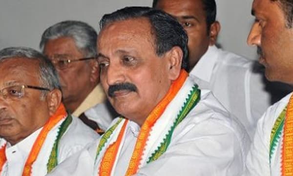 കോഴിക്കോട് ഡിസിസി ഓഫീസിലെ യോഗത്തില് കയ്യാങ്കളി ; എംകെ രാഘവന് എംപി യോഗത്തില് നിന്നും ഇറങ്ങിപ്പോയി