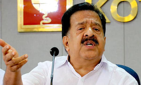 നിഷ്പക്ഷമെന്ന് തോന്നിക്കുന്ന ഹീന തന്ത്രങ്ങള്, അഭിപ്രായ സര്വേയിലൂടെ തകര്ക്കാമെന്ന് കരുതേണ്ട: മാധ്യമങ്ങള്ക്കെതിരെ ചെന്നിത്തല