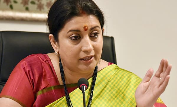 സ്ത്രീകളുടെ വസ്ത്രധാരണത്തെക്കുറിച്ച് രാഷ്ട്രീക്കാര് അഭിപ്രായം പറയേണ്ട : സ്മൃതി ഇറാനി