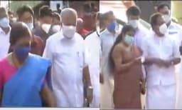 മുഖ്യമന്ത്രിയും പ്രതിപക്ഷ നേതാവും കുടുംബ സമേതം വോട്ട് ചെയ്തു