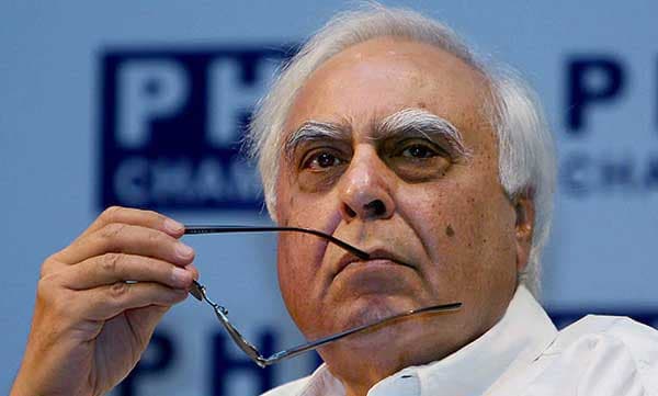 തിരഞ്ഞെടുപ്പു വിജയിപ്പിക്കാനുള്ള ശ്രമം കോവിഡിനെ തോല്പ്പിക്കാന് ഇല്ലാത്തതെന്ത്? മോദിക്കെതിരെ കപില് സിബല്