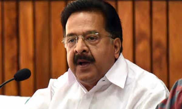 കേന്ദ്രം ഭ്രാന്തന് വാക്സിന് നയം തിരുത്തണം: സൗജന്യമായി ലഭ്യമാക്കണമെന്ന് ചെന്നിത്തല