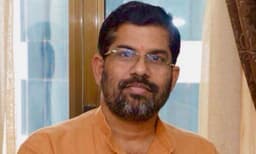 പിണറായി വിജയന് അര്ജുന പരിവേഷം നല്കി സന്ദീപാനന്ദഗിരി ; 99 സീറ്റുകളുടെ പിന്നിലെ രഹസ്യവും പുറത്ത്