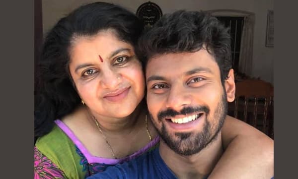 ഡൽഹിയിലൂടെ സിൽവർ നിറത്തിലെ മാരുതി കാറോടിച്ച് ഞങ്ങളെ സ്കൂളിലും അച്ഛനെ പാർലമെന്റിലും കൊണ്ടാക്കുന്ന അമ്മ; രമിത് ചെന്നിത്തലയുടെ ഹൃദ്യമായ കുറിപ്പ്