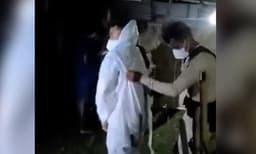 അത്യാസന്ന നിലയിലായ കോവിഡ് രോഗിയെ രക്ഷിക്കാന് പിപിഇ കിറ്റ് ധരിച്ച് കൈകളില് താങ്ങിയെടുത്ത് ഒരു പോലീസ് ഓഫീസര്!