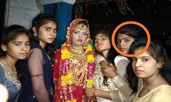 ചടങ്ങിനിടെ വധു മണ്ഡപത്തില് വെച്ചു തന്നെ മരണമടഞ്ഞു ; വരന് സഹോദരിയെ വിവാഹം വിവാഹം കഴിച്ചു