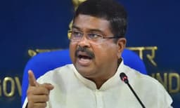 ക്ഷേമപ്രവര്ത്തനങ്ങള്ക്ക് പണം വേണം: ഇന്ധനവില വര്ധനവിനെ ന്യായീകരിച്ച് കേന്ദ്രമന്ത്രി