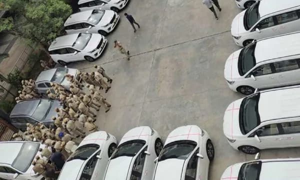 സംസ്ഥാനത്തിന് കടം 40,000 കോടി ; 32 ജില്ലാ കളക്ടര്മാര്ക്ക് 25 ലക്ഷത്തിന്റെ വീതം കാറുകള് വാങ്ങി തെലുങ്കാന സര്ക്കാര്