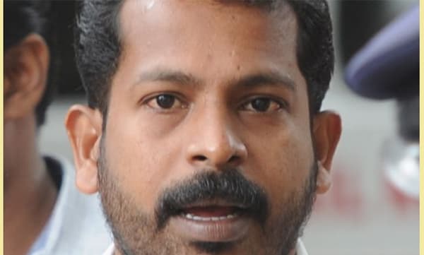 ജയിലിലിരുന്നും ക്വട്ടേഷന് കൊടി കെട്ടി സുനി, സമ്പാദിക്കുന്നത് കോടികള്, ‘ഡീല്’ നടത്തുന്നത് സുനിയുടെ സംഘമെങ്കില് മറുപക്ഷം കീഴടങ്ങും ! ഇല്ലെങ്കില് വിളി വരുന്നത് ജയിലില്നിന്ന്