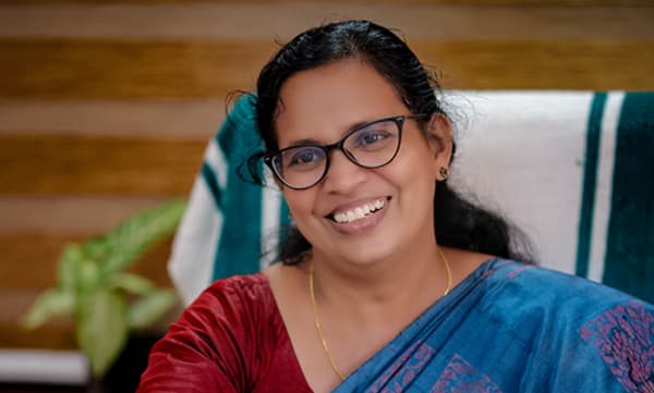 ജനപ്രതിനിധികള്ക്കുള്ള ആദരമെന്നത് ജനങ്ങളോടുള്ള ആദരം മാത്രമാണ്; പൊലീസുകാര് നല്കുന്ന സല്യൂട്ടിലല്ല; കെ കെ രമ