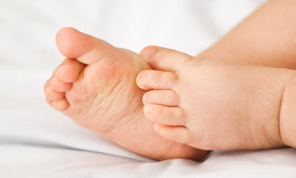 യുവതി ശുചിമുറിയില് പ്രസവിച്ചു ; പിഞ്ചുകുഞ്ഞ് ഗുരുതരാവസ്ഥയില് ഐസിയുവില് ; ചികിത്സാപിഴവ് ആരോപിച്ച് കുടുംബം