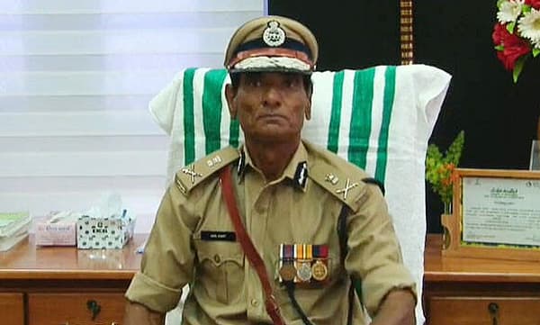 ഹണിട്രാപ്പുകള്; പാതിരാത്രിയില് വരുന്ന കോളുകള് സൂക്ഷിക്കണം: പോലീസ് മേധാവിമാരുടെ യോഗത്തില് ഡി.ജി.പി