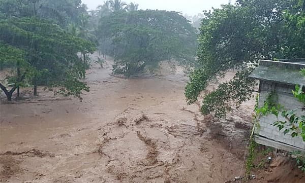 കണ്ണീര്മഴയില് കൂട്ടിക്കല്; ഉരുളെടുത്തത് ആറ് പ്രാണന്, മണ്ണിനടിയില് അച്ഛനും രണ്ട് മക്കളും