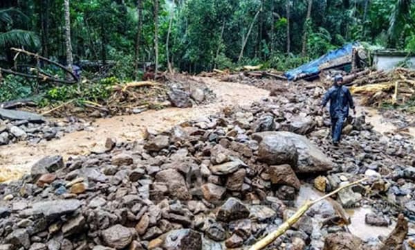 എരുമേലിയില് അതി തീവ്രമഴ; മൂന്നിടത്ത് ഉരുള്പൊട്ടല്; ആളപായമില്ല
