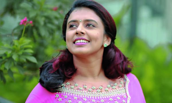 മനസ്സില് മഴയായ് പൊഴിയുമീ സ്വരം