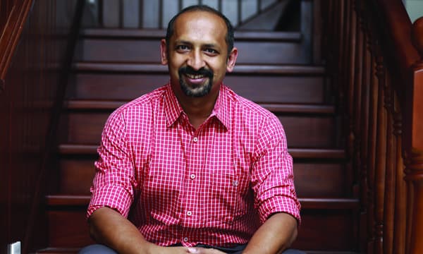ജീവന് ചേര്ത്തുവച്ച വിരലുകള്