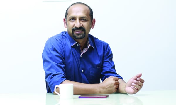 ജീവന് ചേര്ത്തുവച്ച വിരലുകള്