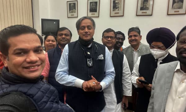 Photo:twitter.com/ShashiTharoor