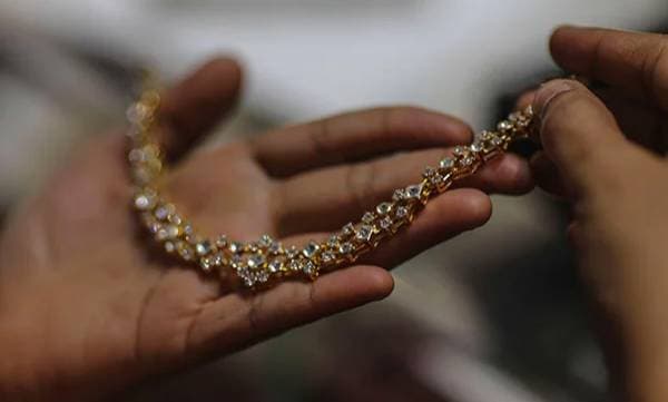 പ്രമുഖ ജ്വല്ലറിയിലെ സിസിടിവിയില് സ്പ്രേ അടിച്ച് വന് കവര്ച്ച; 35 കിലോ സ്വര്ണം കവർന്നു