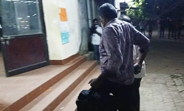 ക്രൈംബ്രാഞ്ചിനു തിരിച്ചടി, ദിലീപിന്റെ ഫോണുകള് ആലുവ കോടതിക്ക് കൈമാറി