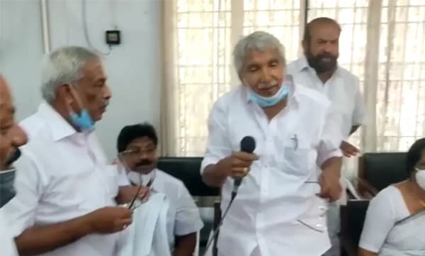 ഉമ്മന് ചാണ്ടിയുടെ നേതൃത്വത്തില് എ ഗ്രൂപ്പിന്റെ രഹസ്യയോഗം, ഗ്രൂപ്പ്യോഗം പാടില്ലെന്ന പാര്ട്ടി നിര്ദേശം ലംഘിച്ചുവെന്ന് ഔദ്യോഗിക വിഭാഗം, പങ്കെടുത്തവരില് ഐ ഗ്രൂപ്പുകാരും