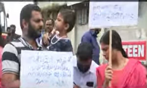 ശമ്പളമില്ല!; കോട്ടയം കെ.എസ്.ആര്.ടി.സി ഡിപ്പോയില് കൈക്കുഞ്ഞുങ്ങളുമായി കണ്ടക്ടര്മാരുടെ സമരം