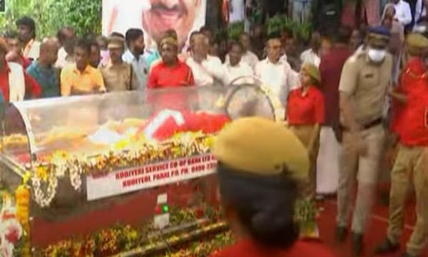 കോടിയേരിക്ക് ജന്മനാടിന്റെ യാത്രാമൊഴി; മുഖ്യമന്ത്രിയും യൂസഫലിയും വീട്ടിലെത്തി