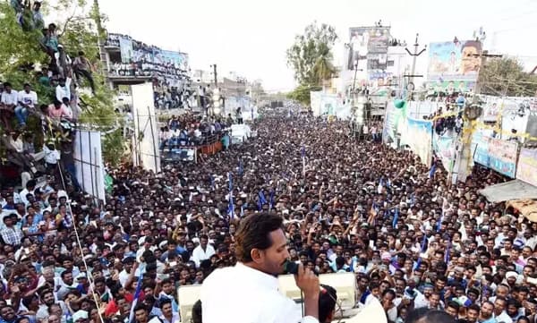 ഹൈവേകളിലും റോഡിലും സമരം വേണ്ടെന്ന് ആന്ധ്രാ സര്ക്കാര് ; പേടിച്ച് ഒതുക്കാന് നോക്കേണ്ടെന്ന് പ്രതിപക്ഷം