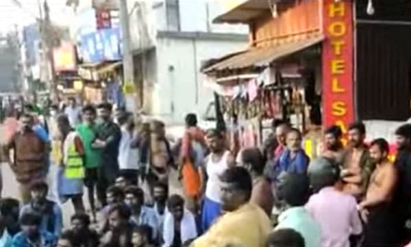 ശബരിമല: വാഹനനിയന്ത്രണം, എരുമേലിയില് തീര്ഥാടകരുടെ പ്രതിഷേധം