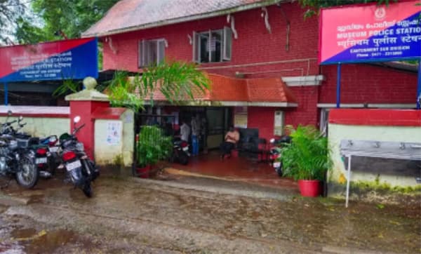മ്യൂസിയത്തിന് സമീപം സ്ത്രീയെ ആക്രമിച്ച സംഭവം; സ്വമേധയാ കേസെടുത്ത് വനിതാ കമ്മീഷന്