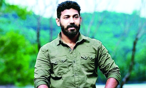 പാര്ട്ടിക്കൊപ്പം നിന്നകാലത്ത് വീഴ്ത്തിയ വിയര്പ്പും ത്യാഗവും അപ്രസക്തമാവുന്നില്ല ; സംഘടിത സൈബര് ആക്രമണത്തെ ചെറുക്കുമെന്ന് ഡി.വൈ.എഫ്.ഐ നേതാവിനോട് ആകാശ്
