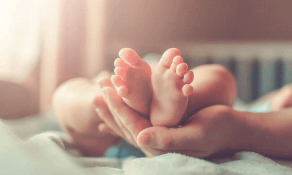 ജീവനോടെ കുഴിച്ചിട്ടിട്ടും ചോരക്കുഞ്ഞിനെ മരണം വിളിച്ചില്ല ; അത്ഭുതശിശുവിനെ ദത്തെടുക്കാന് യുപിയില് നിയമപോരാട്ടം ; പോര് ബിജെപി എംഎല്എയും മാള്ട്ട ദമ്പതികളും തമ്മില്