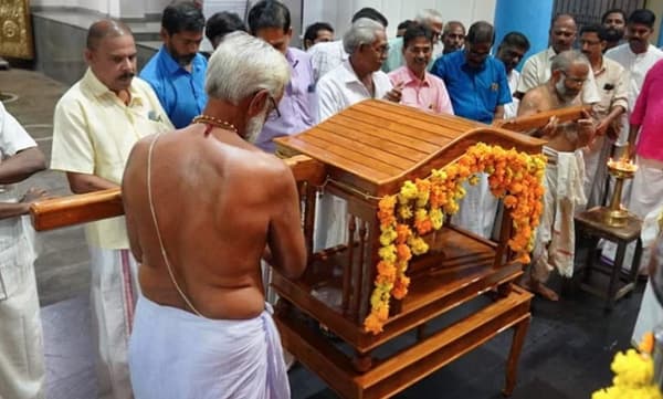 ഇനി പല്ലക്ക് മതി ആന വേണ്ട ; എഴുന്നള്ളത്തില് വ്യത്യസ്ത തീരുമാനവുമായി തിരുവൈരാണിക്കുളം ക്ഷേത്രം