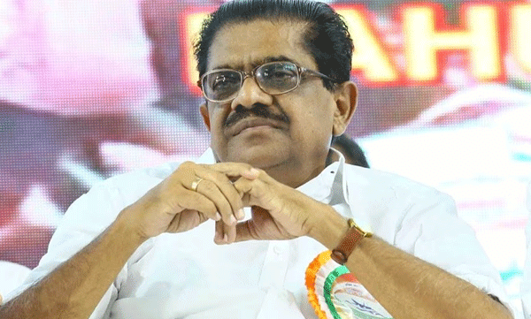 പ്രവര്ത്തകര്ക്ക് മദ്യപാനത്തിന് അനുമതി: എഐസിസി അദ്ധ്യക്ഷന് കത്തയച്ച് വി.എം.സുധീരന്