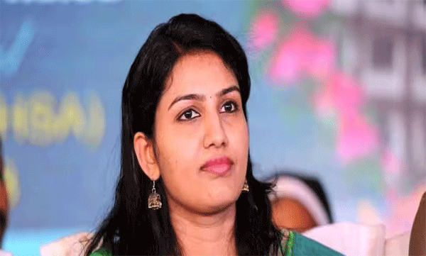 'നീ പെണ്ണാണ് എന്ന് കേള്ക്കുന്നത് അഭിമാനം, വെറും പെണ്ണ് എന്ന് പറയുന്നിടത്താണ് പ്രതിഷേധം'; കുറിപ്പുമായി രേണുരാജ്