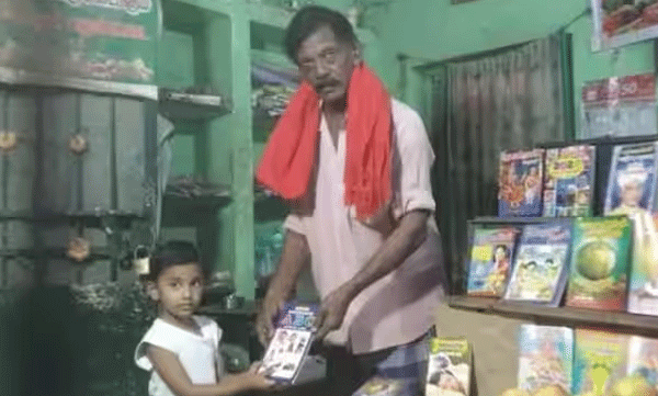 ഈ കടയില് പഴം വാങ്ങാനെത്തുന്നവര്ക്ക് സൗജന്യമായി പുസ്തകങ്ങള്