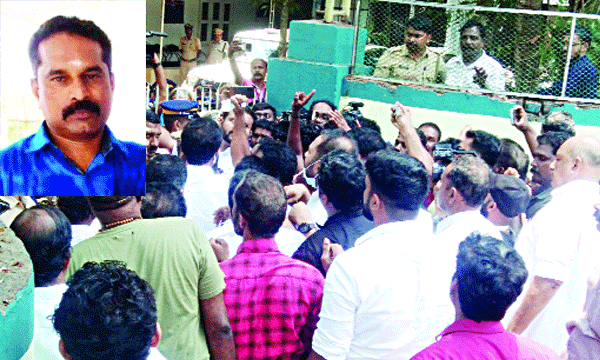 ‘‘എന്റെ മകനെ കൊന്നതാണ്’’ പരാതിയുമായി മാതാവ് ; പോലീസ് കസ്റ്റഡിയില് മരിച്ച ഗൃഹനാഥന് മര്ദ്ദനമേറ്റെന്ന് ദൃക്സാക്ഷികള്; ഹൃദയാഘാതമെന്ന് പോസ്റ്റുമാര്ട്ടം റിപ്പോര്ട്ട്