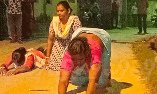 ബിജെപിയില് ചേര്ന്നതിന് തിരിച്ചുവന്നവരെക്കൊണ്ട് തൃണമൂല്കോണ്ഗ്രസ് പ്രായശ്ചിത്തം ചെയ്യിച്ചു ; മൂന്ന് ആദിവാസി സ്ത്രീകളെ ടിഎംസി ഓഫീസിലേക്ക് ഇഴയിച്ചു