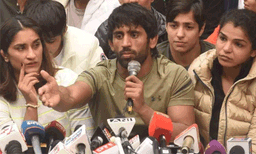 '' നീതി ലഭിക്കുന്നതുവരെ ഞങ്ങള് ഇവിടെത്തന്നെ ഉറങ്ങുകയും ഭക്ഷണം കഴിക്കുകയും ചെയ്യും'' ബ്രിജ് ഭീഷണെതിരെ വീണ്ടും പ്രതിഷേധം