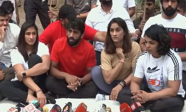 ഗുസ്തി ഫെഡറേഷനിലെ ലൈംഗികാരോപണം: രാപ്പകല് ധര്ണ്ണയുമായി താരങ്ങള്